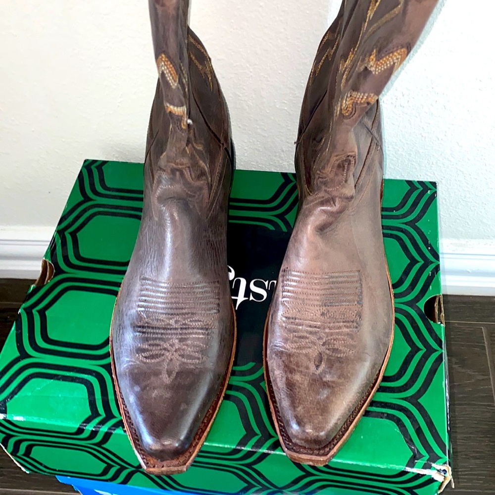 LIGHTLY WORN BOOTS